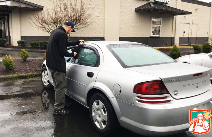 car locksmith opening car door